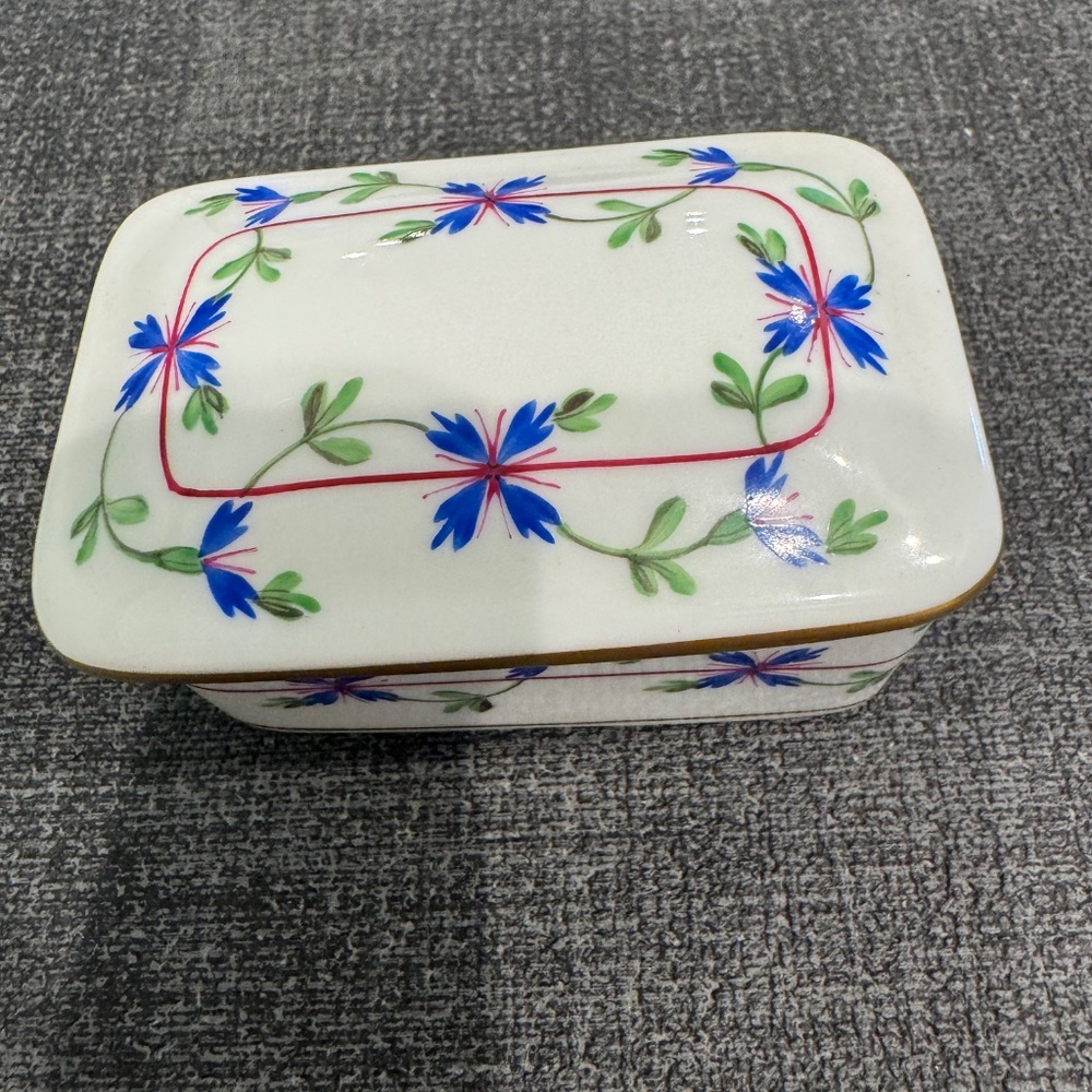 HEREND HUNGARY BLUE GARLAND RECTANGULAR PORCELAIN TRINKET BOX Gold Trim w/Lid
